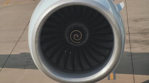 Nahaufnahme eines sich langsam bewegenden Flugzeugtriebwerks auf dem Parkplatz