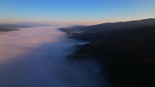4K Fliege durch die Wolken über Berggipfeln