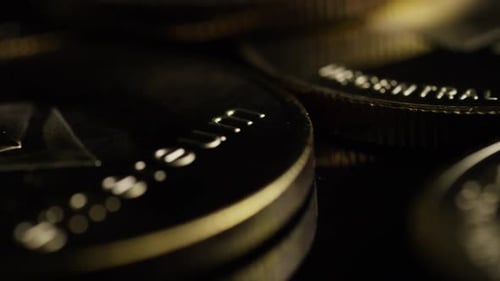 Rotierende Aufnahme von Bitcoins (digitale Kryptowährung) - BITCOIN ETHEREUM 165