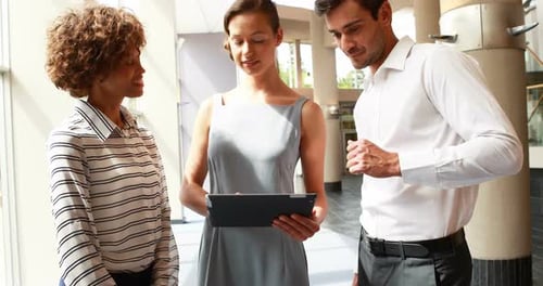 Männliche und weibliche Führungskräfte nutzen digitales Tablet