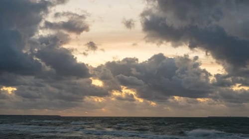 Goldener Sonnenuntergang mit dramatisch Wolkenlandschaft über dem Meer