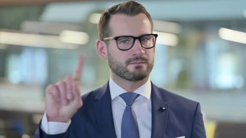 Porträt ohne Zeichen von Geschäftsmann mittleren Alters mit Fingergeste