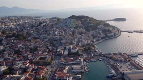 Luftbild des Stadtbildes von Kusadasi mit Seehafen In der Türkei. Drohnen-Schuss