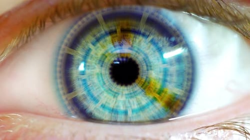 Opening Eye To Reveal Digitales Hud-Hologramm über Pupille Dunkelblau 01