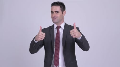 Empresario guapo feliz dando dos pulgares arriba