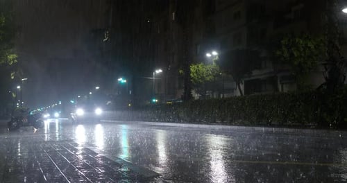 Nachttransportverkehr unter Regen