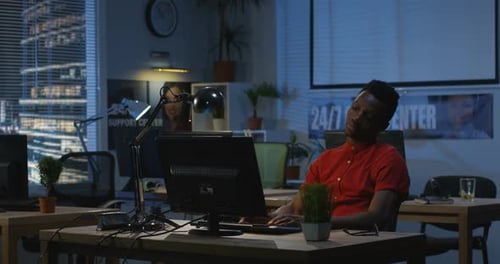 Homme travaillant la nuit au bureau