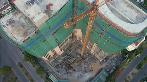 Foto aérea del sitio de construcción con una grúa de construcción. Concepto de construcción de edificios altos