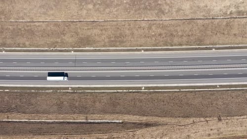 Autos und Lastwagen fahren auf einer Autobahn vorbei