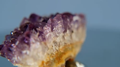 Amethyststein. Amethystvioletter Kristall. Amethyst-Druse