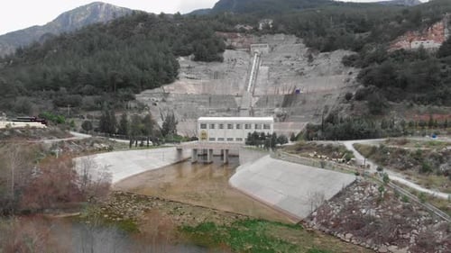 La central hidroeléctrica con tubería suministra energía a la central eléctrica