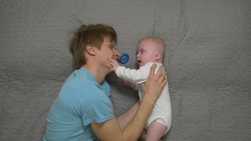 Schnuller für Vater und Baby