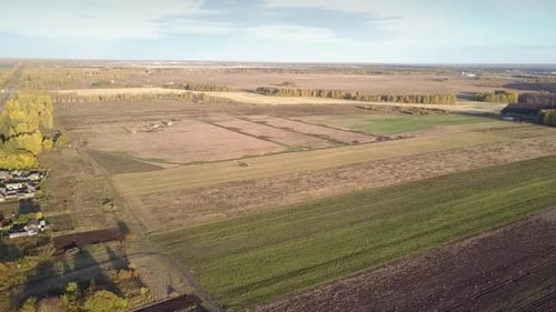 Paisagem aérea rural com campos entre florestas no outono