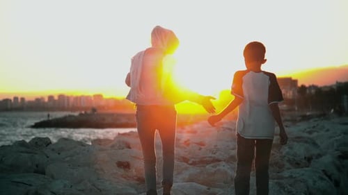 Syrische Flüchtlingsbrüder bei Sonnenuntergang.