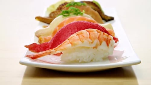 Kamerabewegungen passieren einen Teller mit Sushi