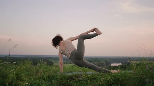 Un maître de yoga fait des exercices d'équilibre et d'étirement
