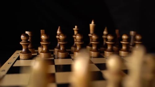 Gros plan des échecs sur fond noir