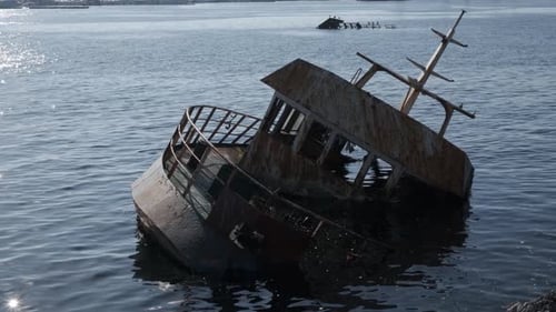 versunkenes Boot in der Nähe der Felsen