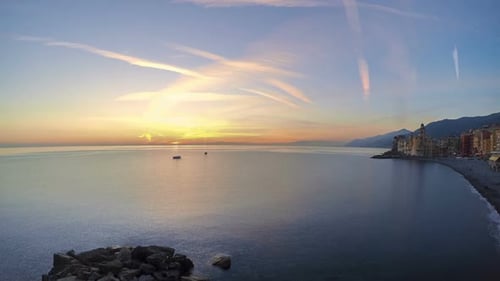 Coucher de soleil sur la petite ville balnéaire