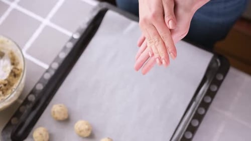 Schokoladenkekse backen Frau rollt die Teigkugel und backt zu Hause