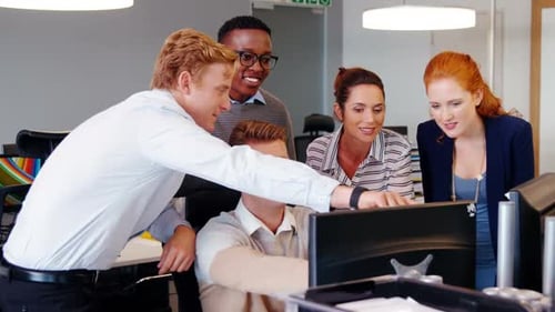 Executivos trabalhando juntos na mesa