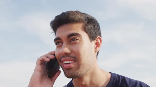 Joven hablando por teléfono