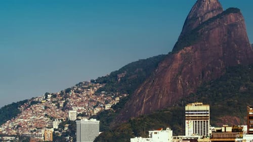 Two Brother Mountain na cidade do Rio de Janeiro durante dia ensolarado com a Favela do Vidigal