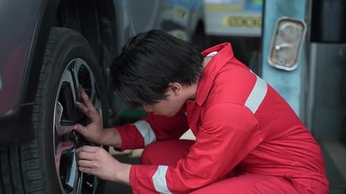 Mecânico masculino verificando e reparando: roda de garagem, serviço de garagem, técnico automotivo, homem de manutenção