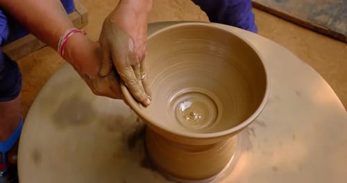Poterie : mains mouillées et habiles d'un potier façonnant l'argile sur Potter Wheel. Casserole, vase à lancer