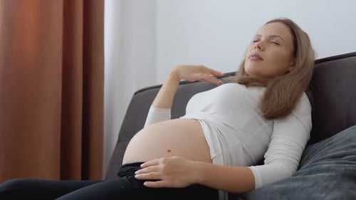 Une femme enceinte à la peau claire au deuxième trimestre de sa grossesse se sent suffoquée