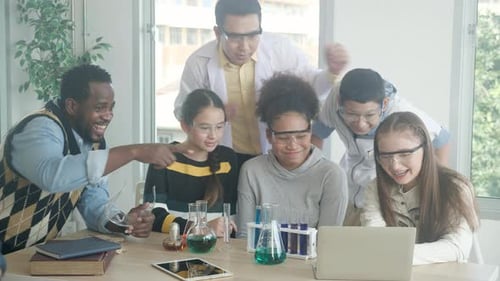 Students Collaborate in Science Lab with Instructors