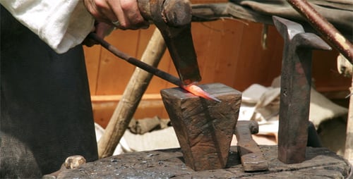 Schmied bei der Arbeit in The Smithy 2