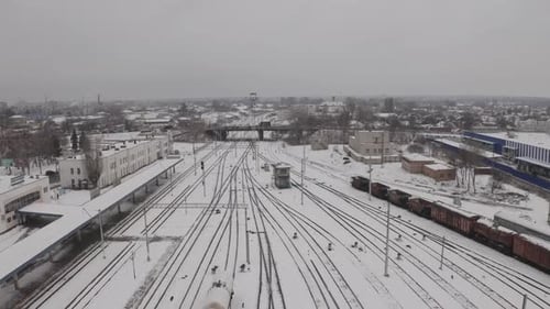 Fliegen auf einer schneebedeckten Eisenbahnstraße