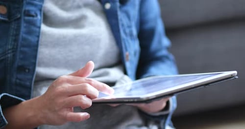 Mulher usando tablet digital