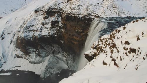 Blick auf den herrlichen berühmten Wasserfall Skogafoss in Island