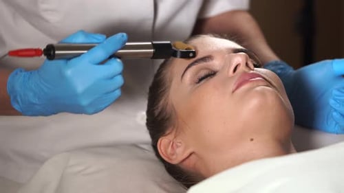 Frau im Spa-Salon wird zur Gesichtsverjüngung behandelt