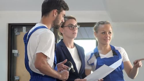 Designer und Ingenieure betrachten Blaupause im Wohnhaus
