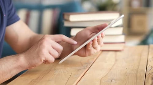 Mann arbeitet am Tablet