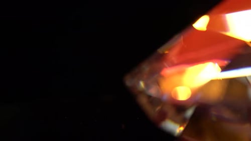 Diamond Edge leuchtet mit hellen, mehrfarbigen Akzenten. Schwarzer Hintergrund