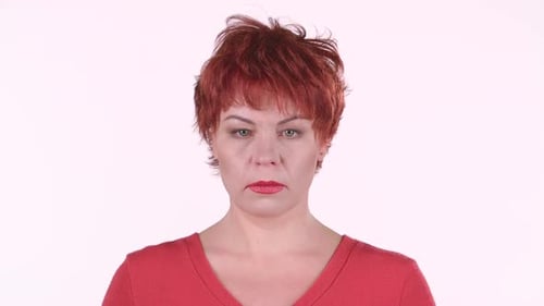 La femme regarde au loin et sans émotion sur le visage. Fond blanc
