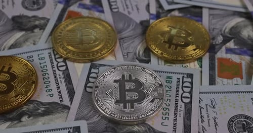 Digitale neue moderne Zahlungsmethode der Bitcoin auf Banknoten im Wert von einhundert Dollar