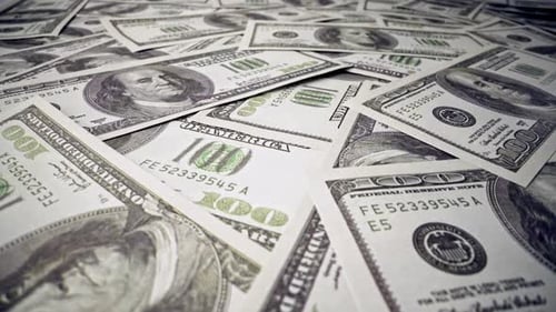 Amerikanischer Einhundert-Dollar-Banknotenstapel auf dem Schreibtisch