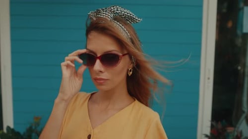 Porträt einer hübschen jungen blonden Frau im Retro-Stil