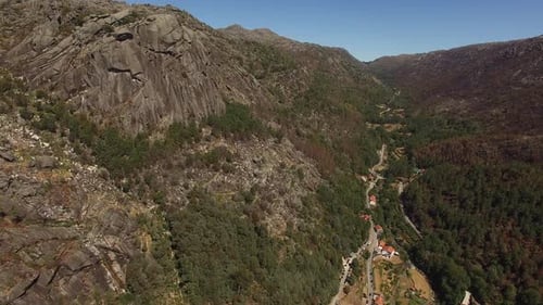 Über hohe Berge in Portugal fliegen