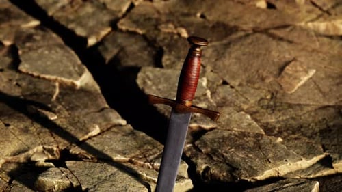 Espada Excalibur en piedra rocosa al atardecer