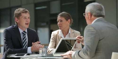 Réunis pour discussion