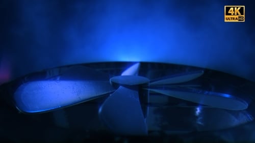Lüfterturbine rotiert mit Hellblau und Rauch 1