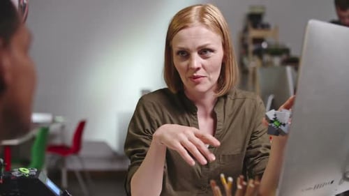 Cadre féminin discutant d'un prototype de puzzle avec un collègue