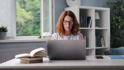Frau reibt sich nach der Arbeit die Augen