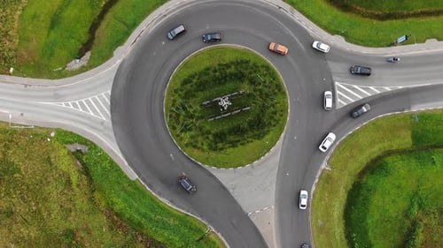 Autos, die sich entlang des Kreisverkehrs bewegen, Luftbild